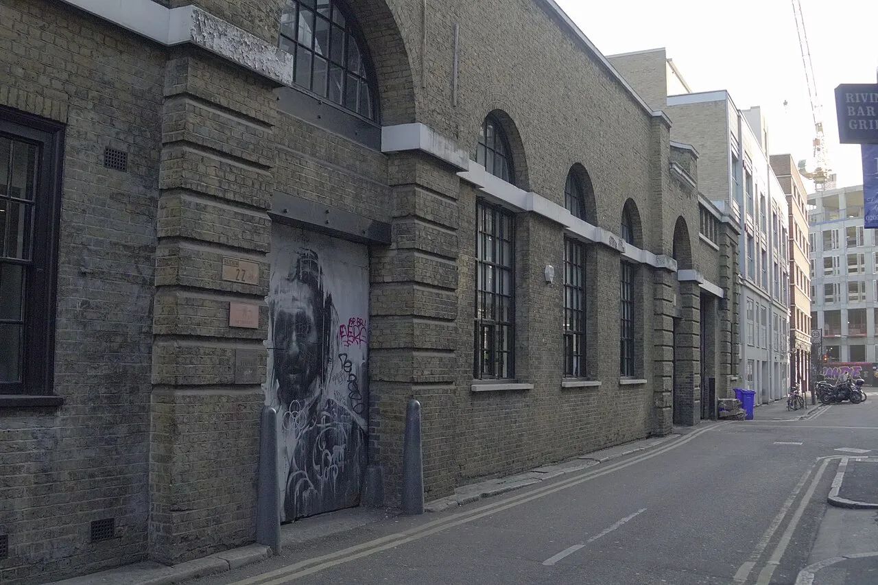 Een voormalig elektriciteitsonderstation aan Garden Walk in Shoreditch, Londen, de wijk die het zwaarst door de stroomuitval werd getroffen.