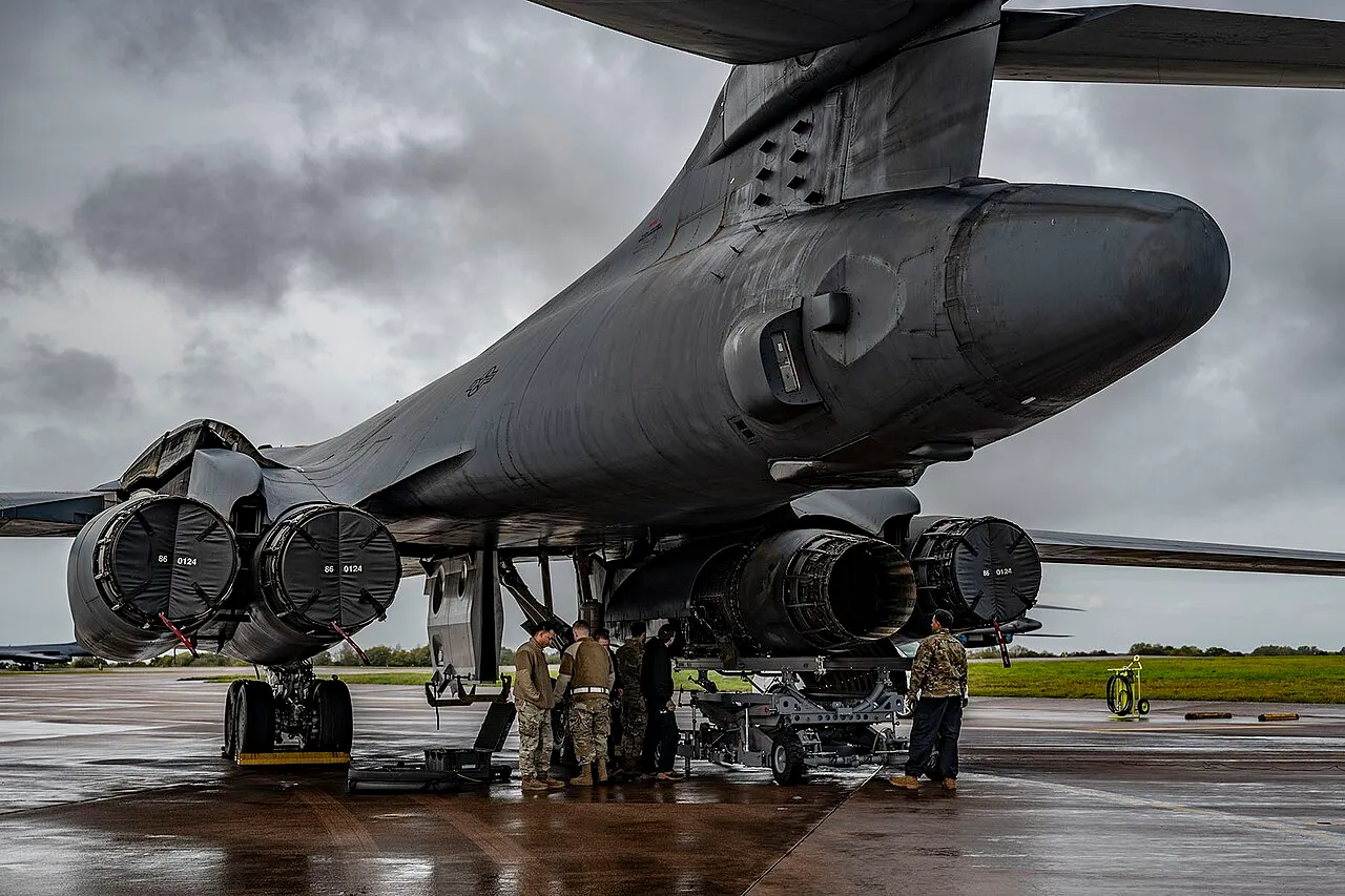 Een B-1 bommenwerper krijgt onderhoud van Amerikaanse militairen op RAF Fairford, de basis waar de VS zijn bommenwerpers van terugtrok