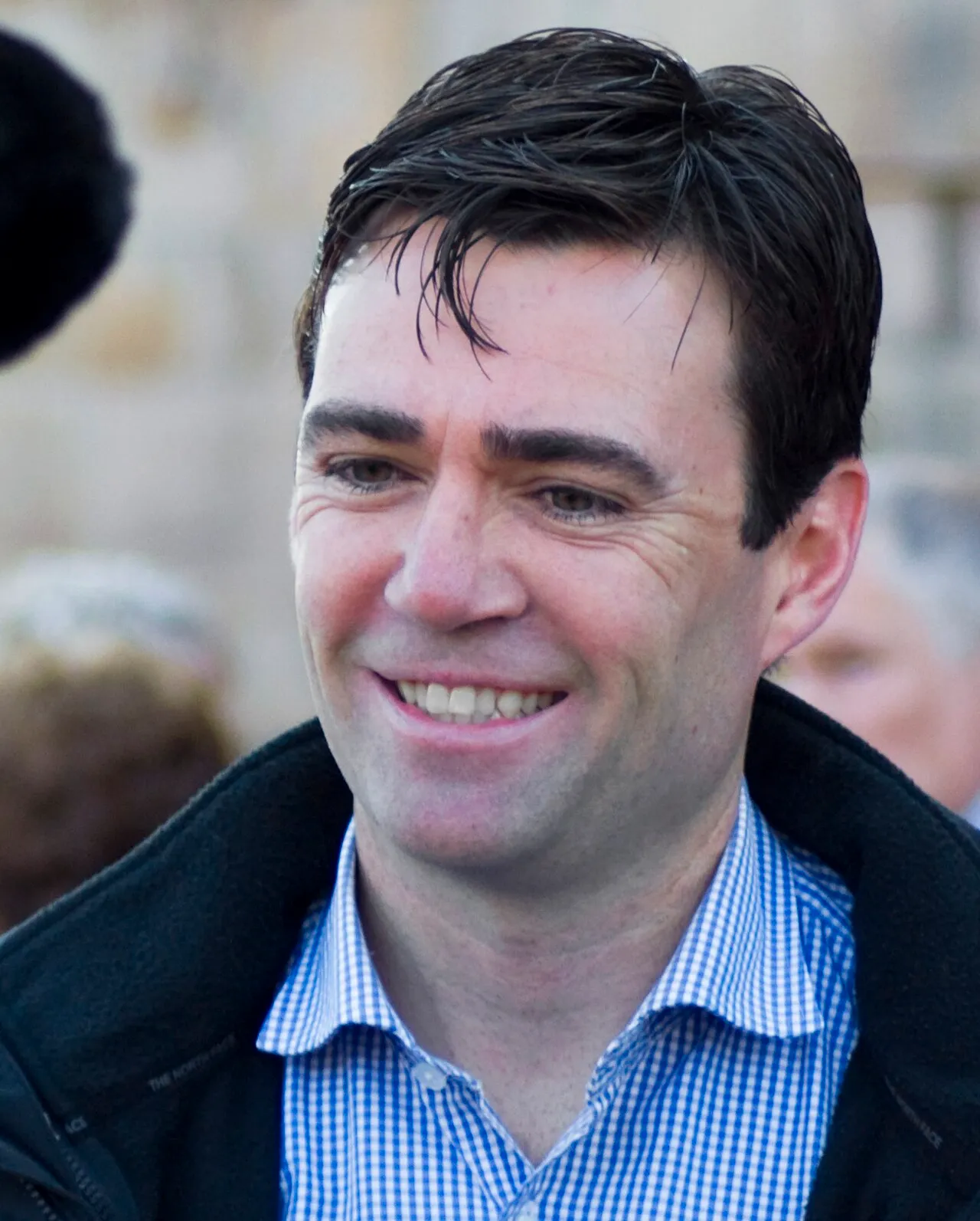 Andy Burnham, die als Britse premier boetes aankondigde voor het zonder koptelefoon afspelen van harde muziek in bus en trein.