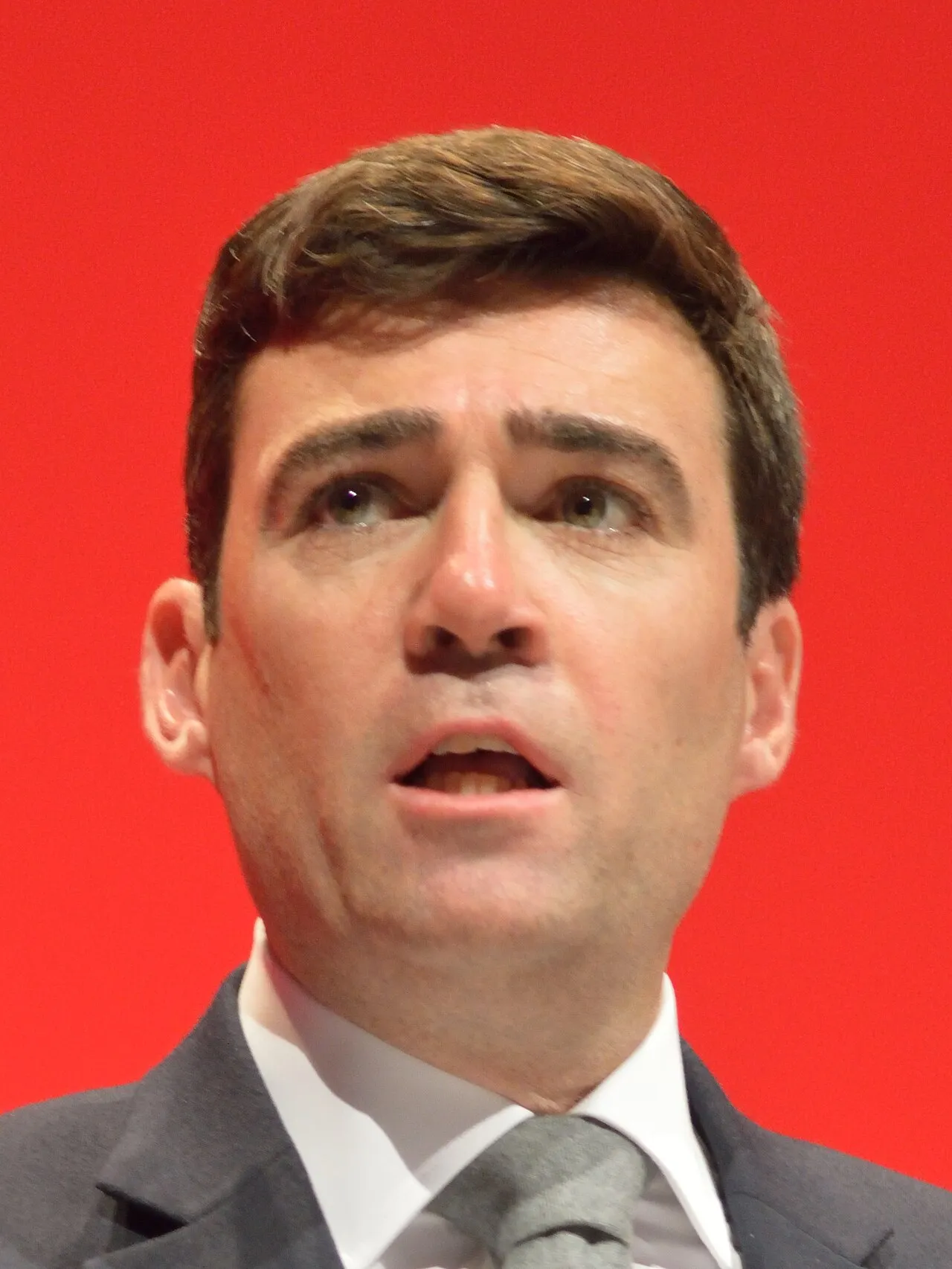 Andy Burnham, Brits Labour-politicus, sprekend achter een katheder.
