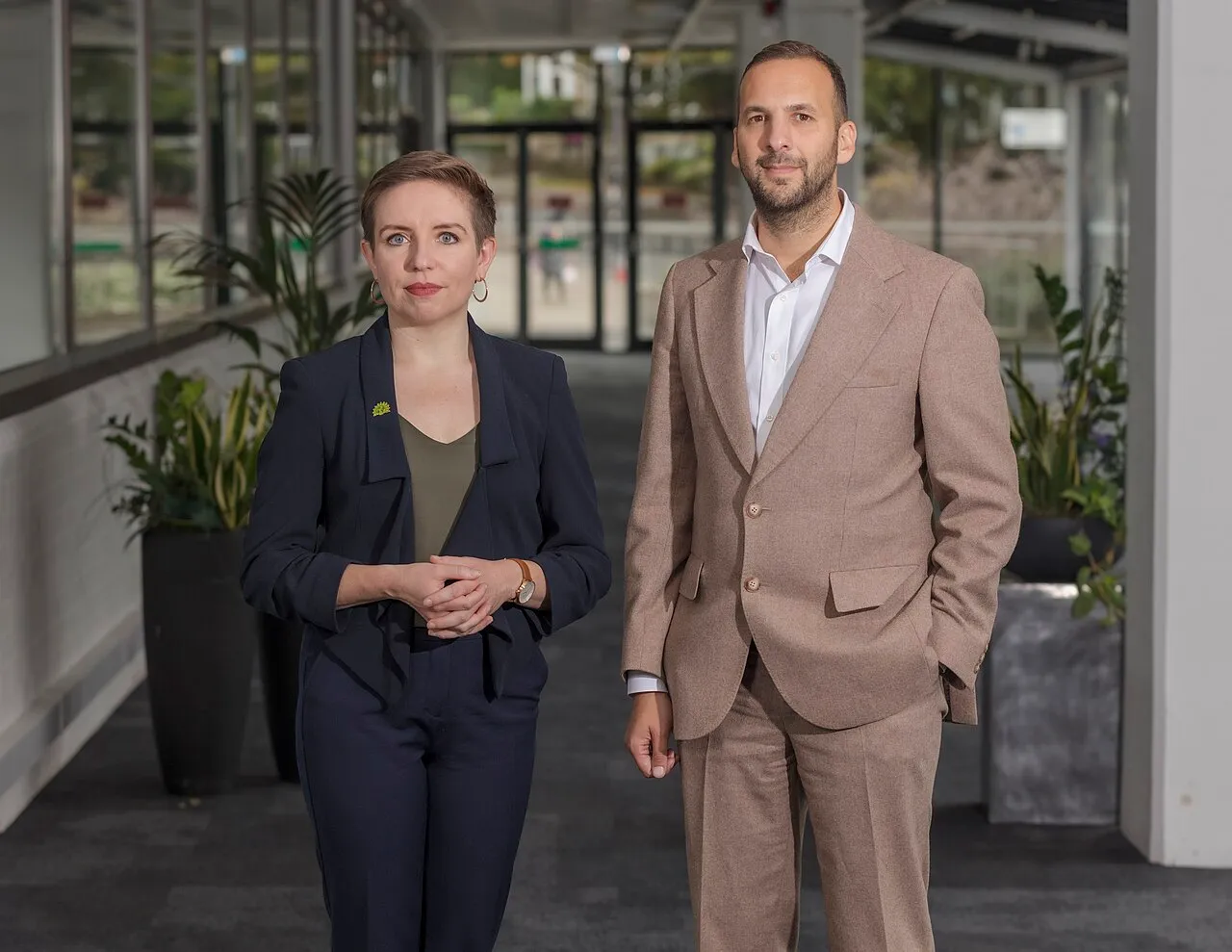 Zack Polanski, leider van de Britse Groene Partij, samen met partijgenote Carla Denyer.
