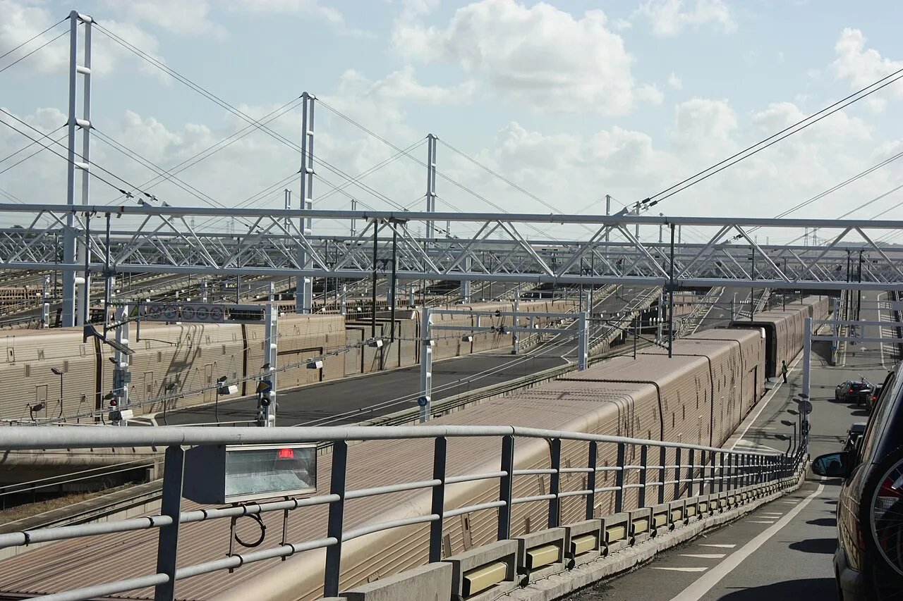 Kanaaltunnel-autoshuttle bij het terminal van Coquelles in Frankrijk