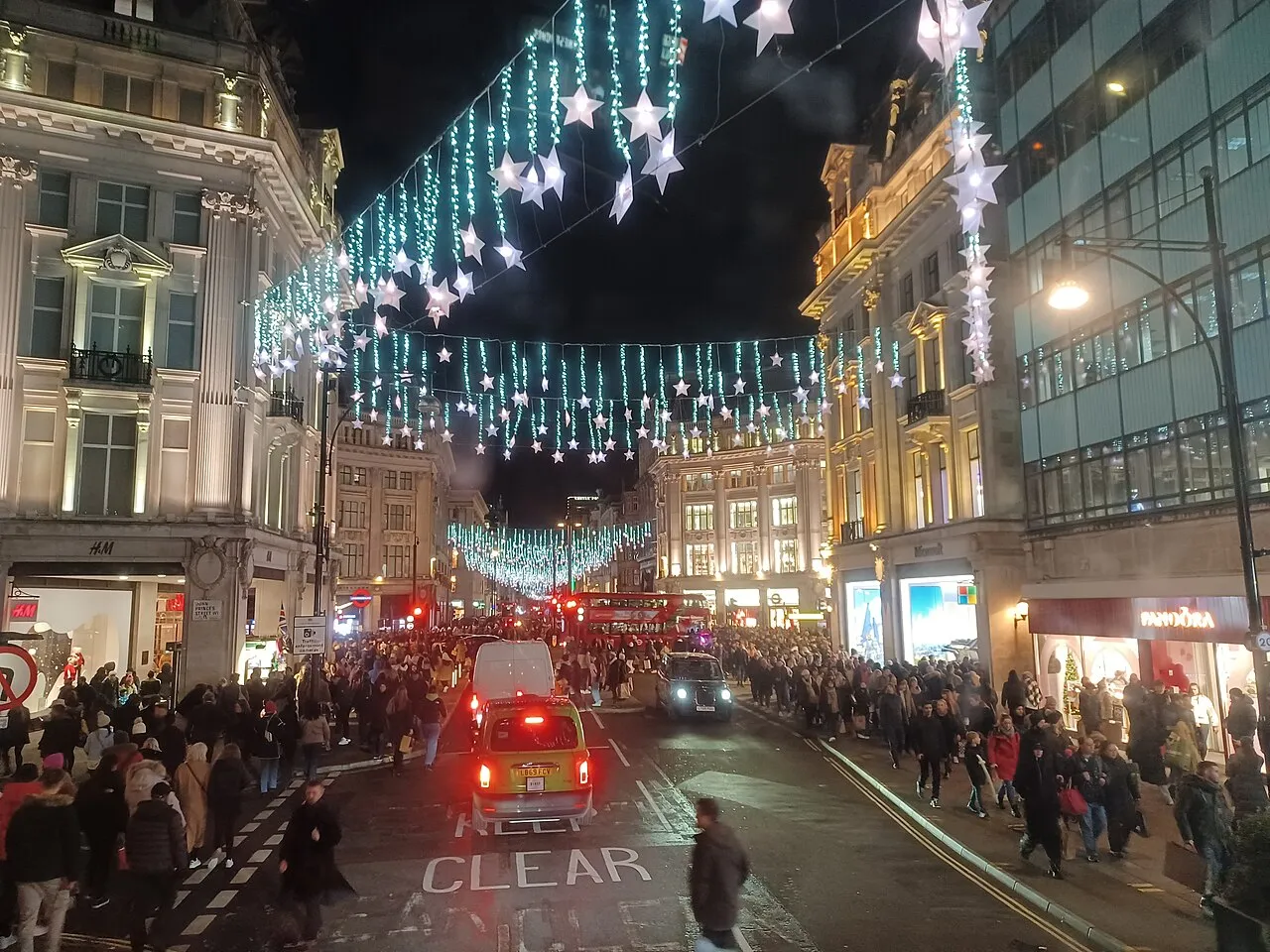 Drukte en kerstverlichting op Oxford Street bij Oxford Circus, Londen.