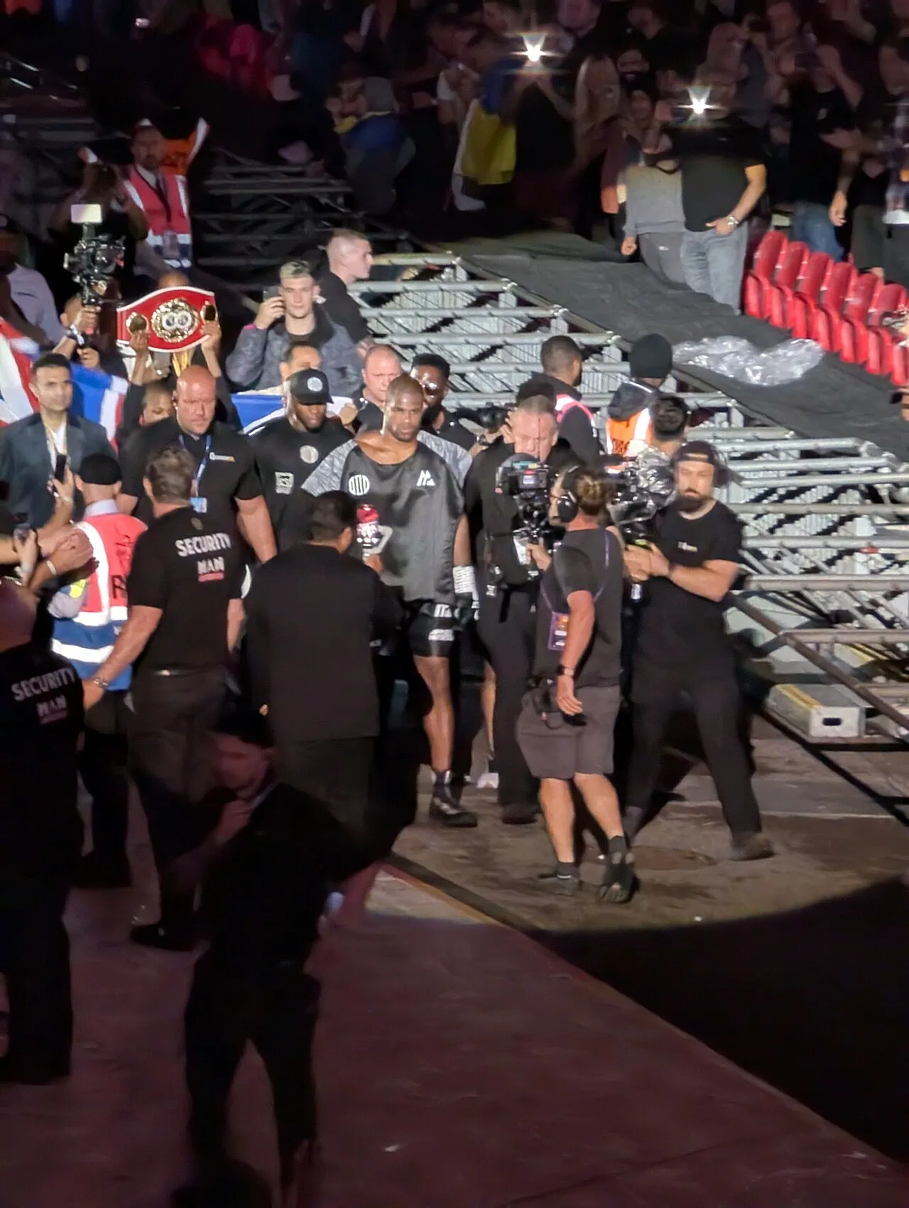 Bokser Daniel Dubois loopt de ring in voor een gevecht.