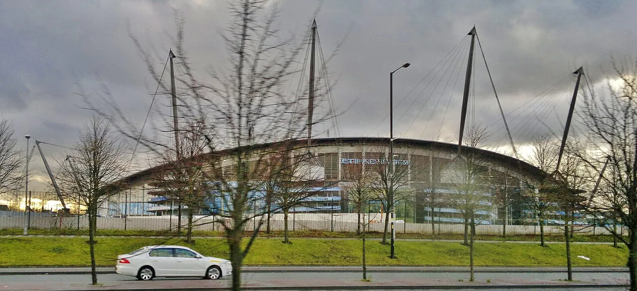 Etihad Stadium, het thuisstadion van Manchester City, van buiten gefotografeerd.