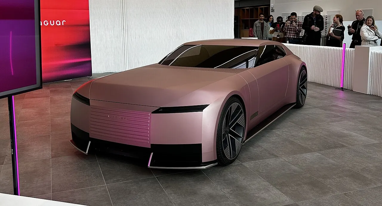Voorzijde van de Jaguar Type 00, het conceptmodel dat voorafging aan de productieversie Type 01, gefotografeerd bij het hoofdkantoor van Jaguar Land Rover in Gaydon.