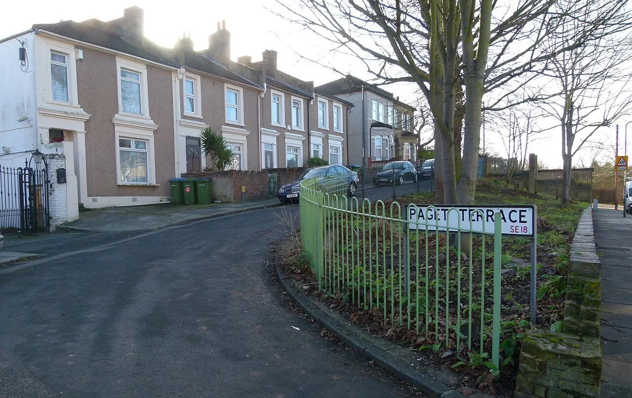 Rij huizen aan een woonstraat in Woolwich, Londen.