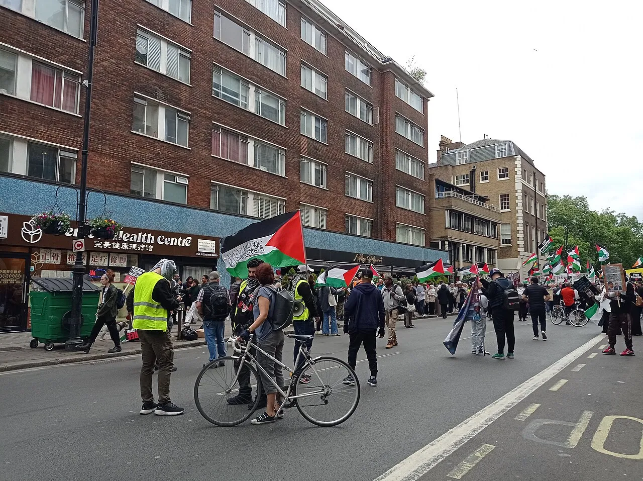Demonstranten met Palestijnse vlaggen tijdens een eerdere National March for Palestine door centraal Londen.