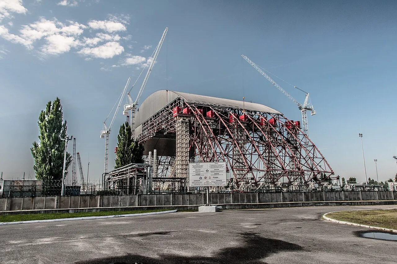 De New Safe Confinement-koepel over de beschadigde reactor van de kerncentrale van Tsjernobyl.
