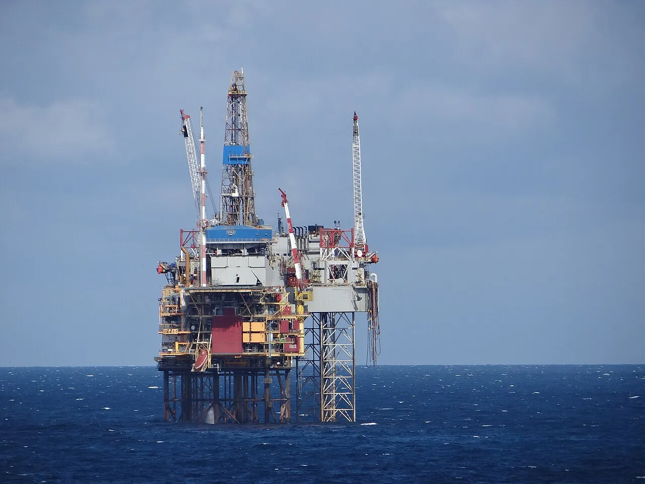 Een gasplatform in de Noordzee, vergelijkbaar met het nu goedgekeurde Jackdaw-veld.