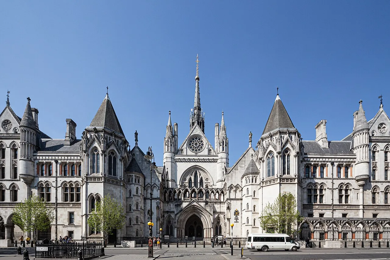 De Royal Courts of Justice in Londen, zetel van de hogere rechtspraak in Engeland en Wales.