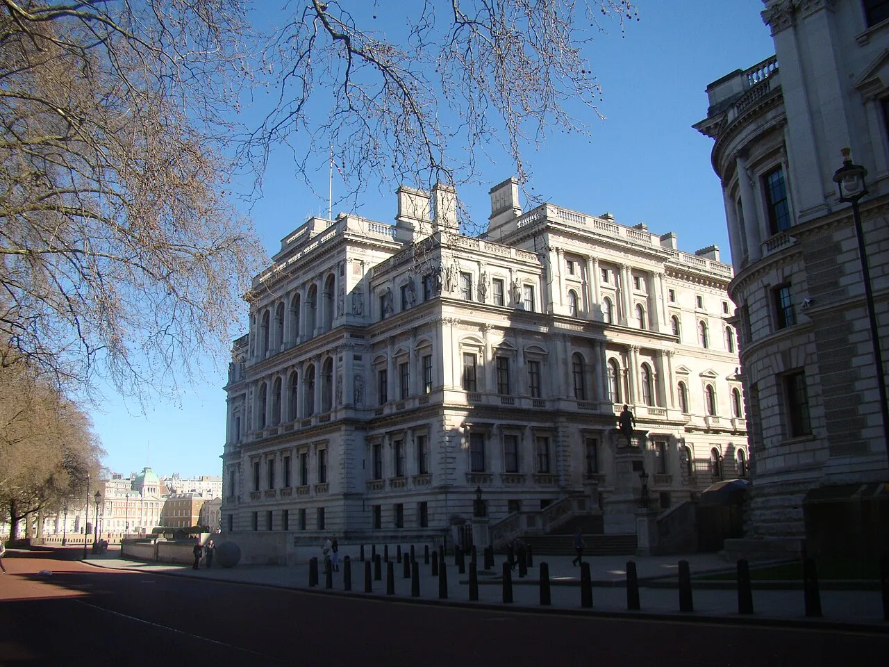 Het gebouw van HM Treasury aan Whitehall in Londen, gezien vanaf Horse Guards Road.
