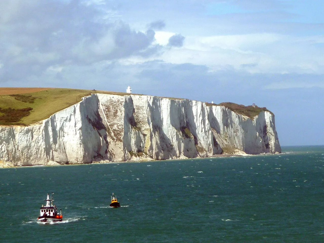 De White Cliffs bij Dover, waar migranten in kleine boten aankomen na de oversteek van het Kanaal.