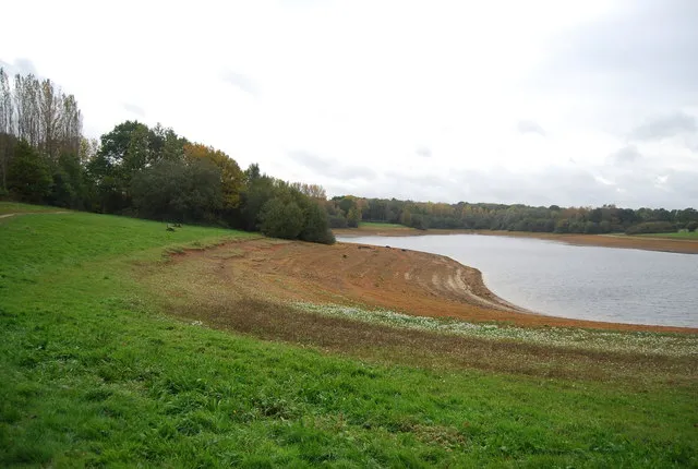 Laag waterpeil bij het Bewl Water-reservoir in Kent, zuidoost-Engeland
