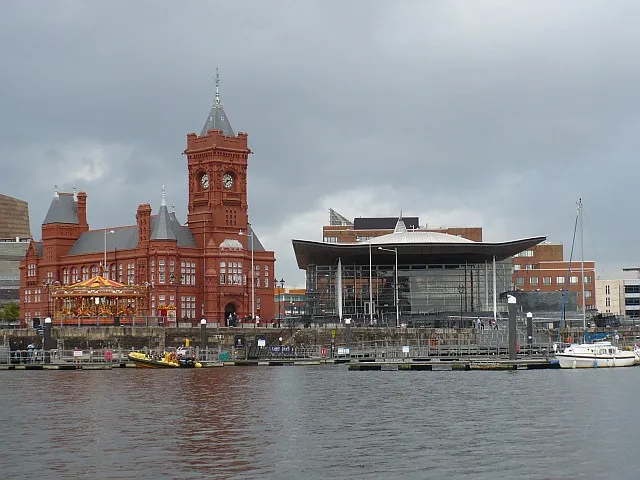 Het Pierhead-gebouw en de Senedd, het Welshe parlement, in Cardiff Bay