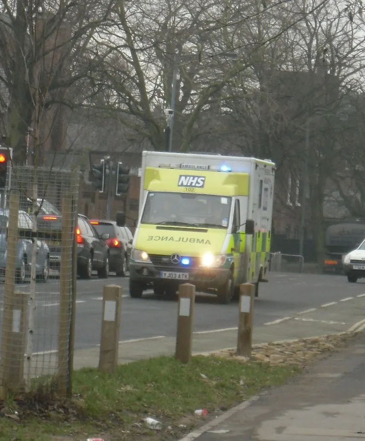 Een ambulance van Yorkshire Ambulance Service onderweg naar een melding