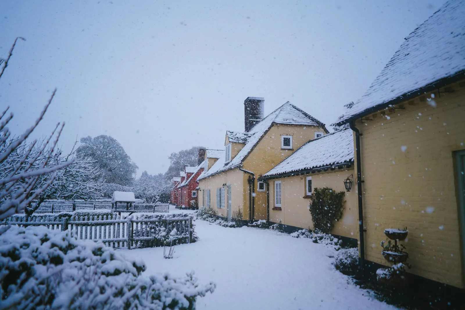 Een met sneeuw bedekt huis tijdens een winterse dag in het VK